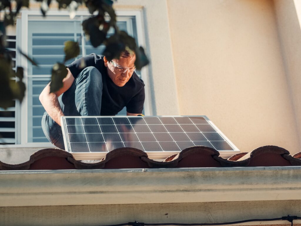 A imagem mostra um profissional de energia solar, a profissão do futuro.